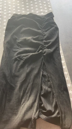 Lång kjol - Säljer min kjol för den har blivit för liten för mig. Jättefin med slits på benet. Nypris oklart men säljer för 100kr