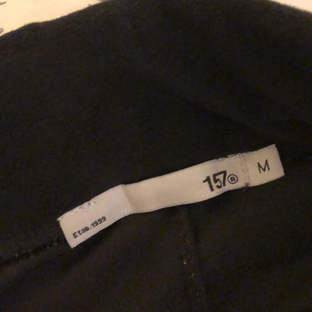 Nu säljer jag mina liknande juicybyxor från lager 157. Nypris var 250kr och säljer de för 100kr. De har inga hål, fläckar eller är slitna. Säljer de pga att jag aldrig använder de längre. De tvättas innan. Men kan även mötas upp i Sthlm eller Täby💕. Jeans & Byxor.