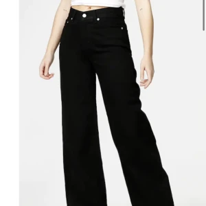 Svarta straight jeans - Svarta straight/Wide leg jeans från junkyard köpta 2021, sällan använda. Passar 25/26 (34-36) 💕