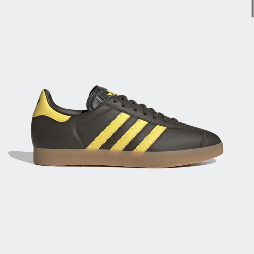 Skit snygga Adidas skor i modellen Gazelle. De är i nyskick alltså aldrig använda. Skickas i originalbox:). Skor.