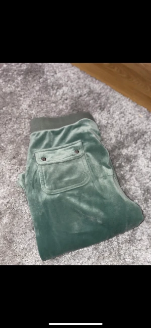Juicy couture  - Kan tänka mig att sälja mina gröna juicy couture i storlek M för 750kr eller byta mot annan färg i M eller S!💕 Säljer då jag tröttnat på färgen o därför inte kommer till användning. 