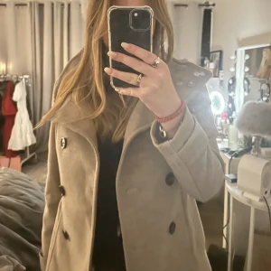 Kort kappa - Säljer denna korta kappan ifrån hm, väldigt bra skick då den endast är använd fåtal gånger och säljer pågrund av att den ej kommer till användning💌