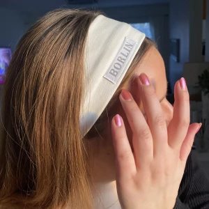 Vitt hårband  - Hårband som jag sytt i återbrukat material💝finns fler färger och mönster i min profil💝