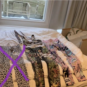 strongers - Säljer en massa strongers plagg. Kom med förslag hur mycket ni vill ge för dem. ALLT ÄR I STORLEK S. Allt är kvar förutom leopardbyxorna💞