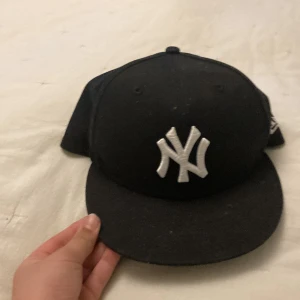 New era cap - New era cap inte sönder nånstans nästan helt ny köpt på ja sports 