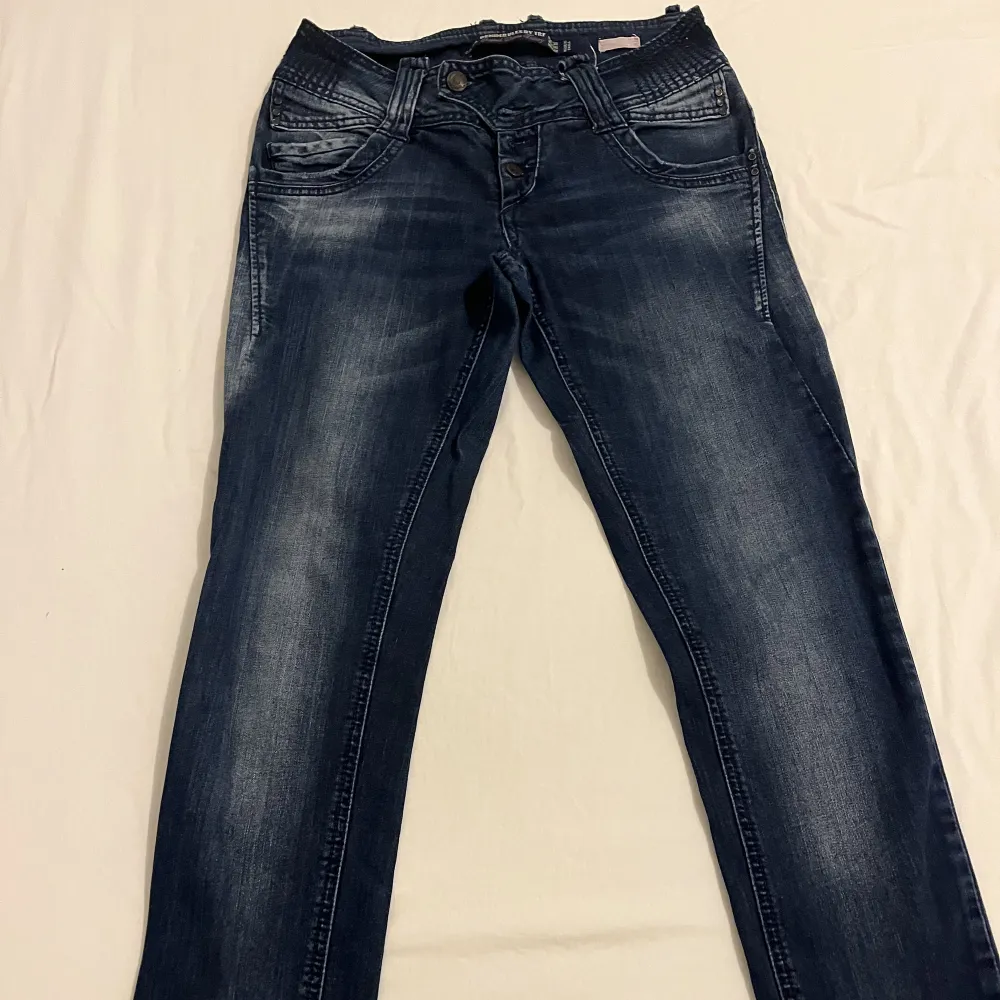 Mörkblåa låg midjade jeans med storlek W28. . Jeans & Byxor.