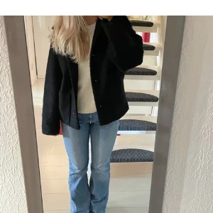 Svart kappa/jacka - Säljer denna kappjacka från Zalando som är superskön och snygg!❤️‍🔥 Köpt för 600 kr, säljer den nu för 400 kr☺️Passar storlek XS/S/M 💕Vid många intresserade blir det budgivning! Bra men använt skick, men inget man tänker på!☺️ Lånade bilder!