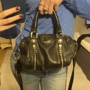 Zadig väska  - Äkta Zadig väska jag köpte här på plick. Bra skick dock  lite slitet på sidorna-skriv för bilder!! Köp direkt för 1000kr ❤️OBS bandet är inte det originella då det gick sönder! 