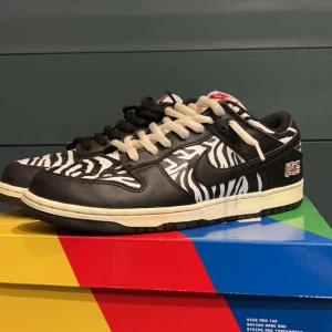 Nike SB Dunk Low Quartersnacks Zebra - Nike SB Dunk Low Quartersnacks Zebra Storlek 44,5 Cond 9,5/10 använda 3 gånger Skriv för affär