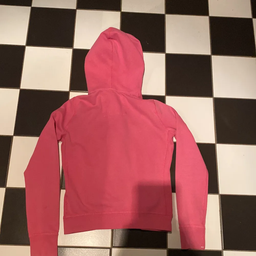 Supersnygg rosa zipup i nyskick från avercombie & fitch, köpte den för 499kr💕💕. Hoodies.