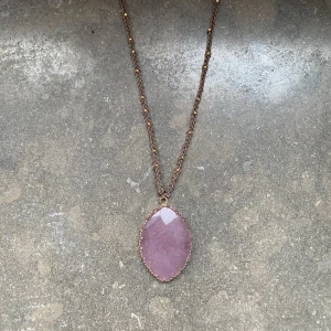 Halsband - Halsband med jordgubbskvarts hänge och flätad kedja med guldfärgade pärlor