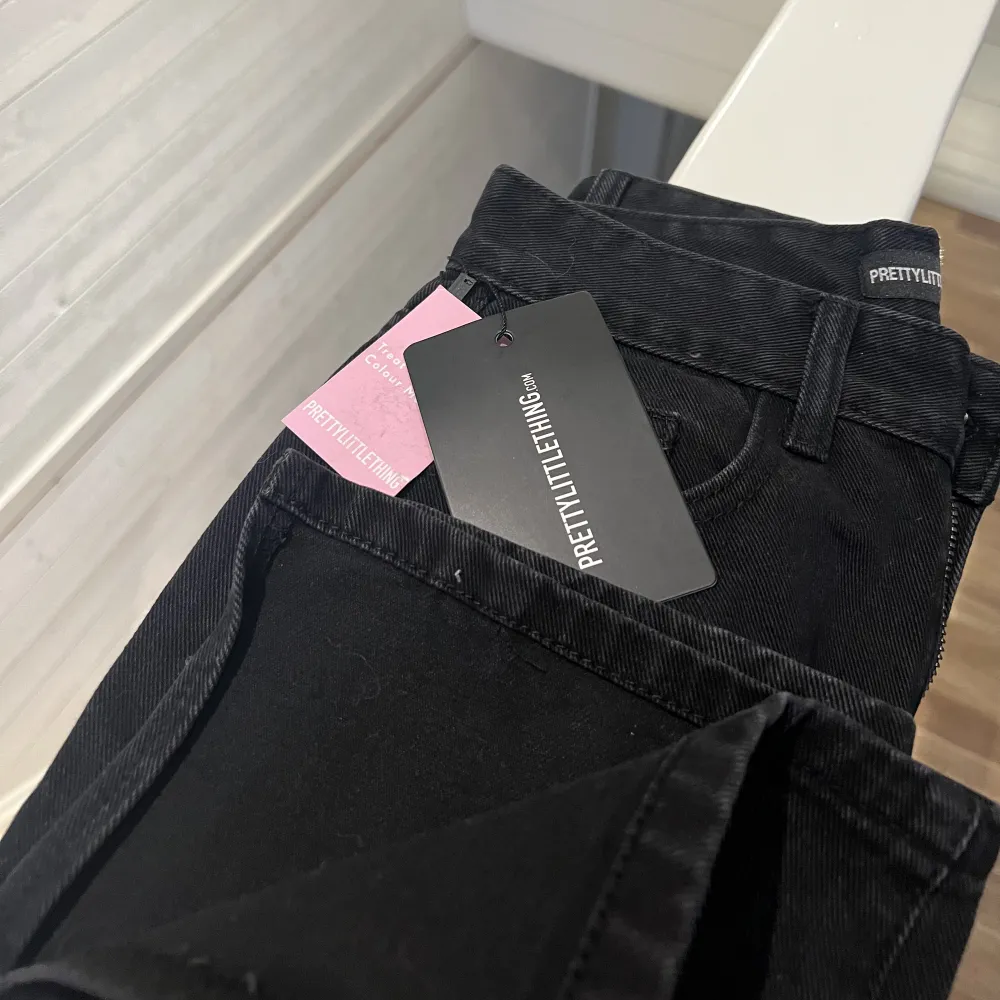 Säljer dessa svarta jeans med slits nedtill. Det är i storlek S/36. Helt nya med prislapp på. . Jeans & Byxor.