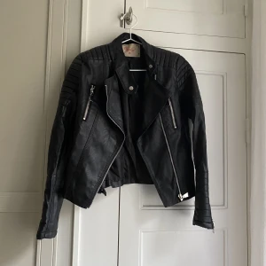 Moto Jacket från Chiquelle - Sparsamt använd ”Moto Jacket Black” från Chiquelle i strl 38. Nypris 799 kr