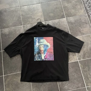 Asos oversize T-shirt  - Tjena säljer min oversize T-shirt från asos. Nyskick eftersom aldrig använt den. 