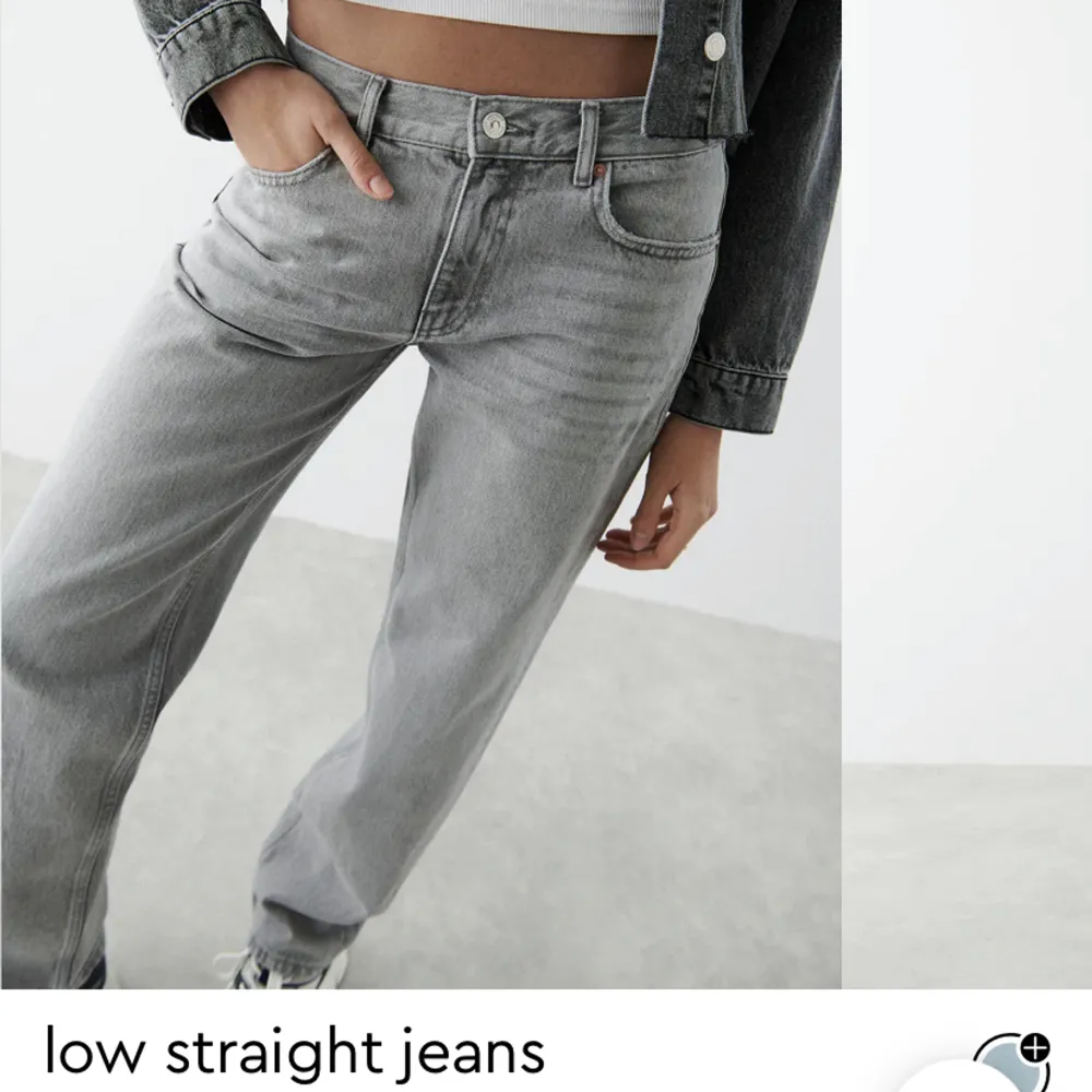 Lågmidjade gråa jeans från ginatricot. Är i jättebra skick men kommer inte till användning lika ofta längre. Nypris 500kr. Jeans & Byxor.