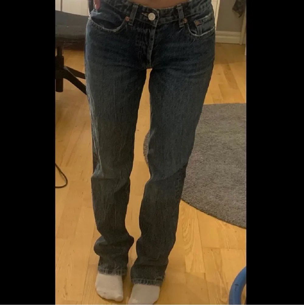 Säljer dessa lågmidjade jeans ifrån Zara i storlek 36💓. Jeans & Byxor.