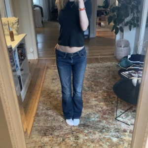 Bootcut LEVI’S jeans - Jag säljer dessa superfina levisjeans. De heter straight fit men som man ser på bilden är de mer som ett par bootcut. Jag kan tyvärr inte hitta någon storlek men såhär fint sitter de på mig som är 167🫶🏽 Vid fler intresserade så slår jag på budgivning💕