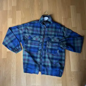 Tunn Yoke jacka/overshirt, helt ny med prislapp kvar! Nypris låg runt 900kr