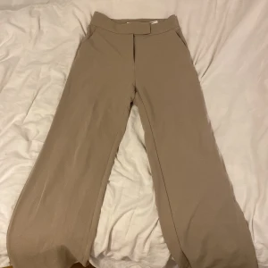 Beiga kostymbyxor  - Referens- jag är 167, brukar ha S💗 Använder aldrig men dem är jättebekväma och långa!