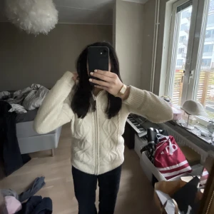 Tjock kofta  - Världens finaste vita kofta med luva!!🤩🤩 älskar men säljer då jag behöver pengar