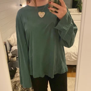 Långärmad grön tröja - Jag är 167 och brukar ha storlek S som referens! Långärmad med små gulliga slitsar på båda sidorna. Riktigt skönt material💓