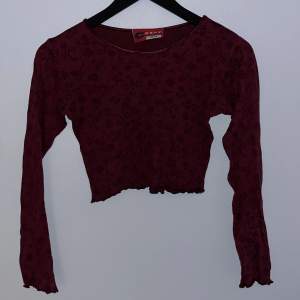 Röd långärmad croppad tröja med ett fint blommigt mönter från h&m. Storlek 158/164, men passar xs och s. 30kr +frakt, pris går att diskutera🌟 skriv vid intresse eller frågor☺️💕