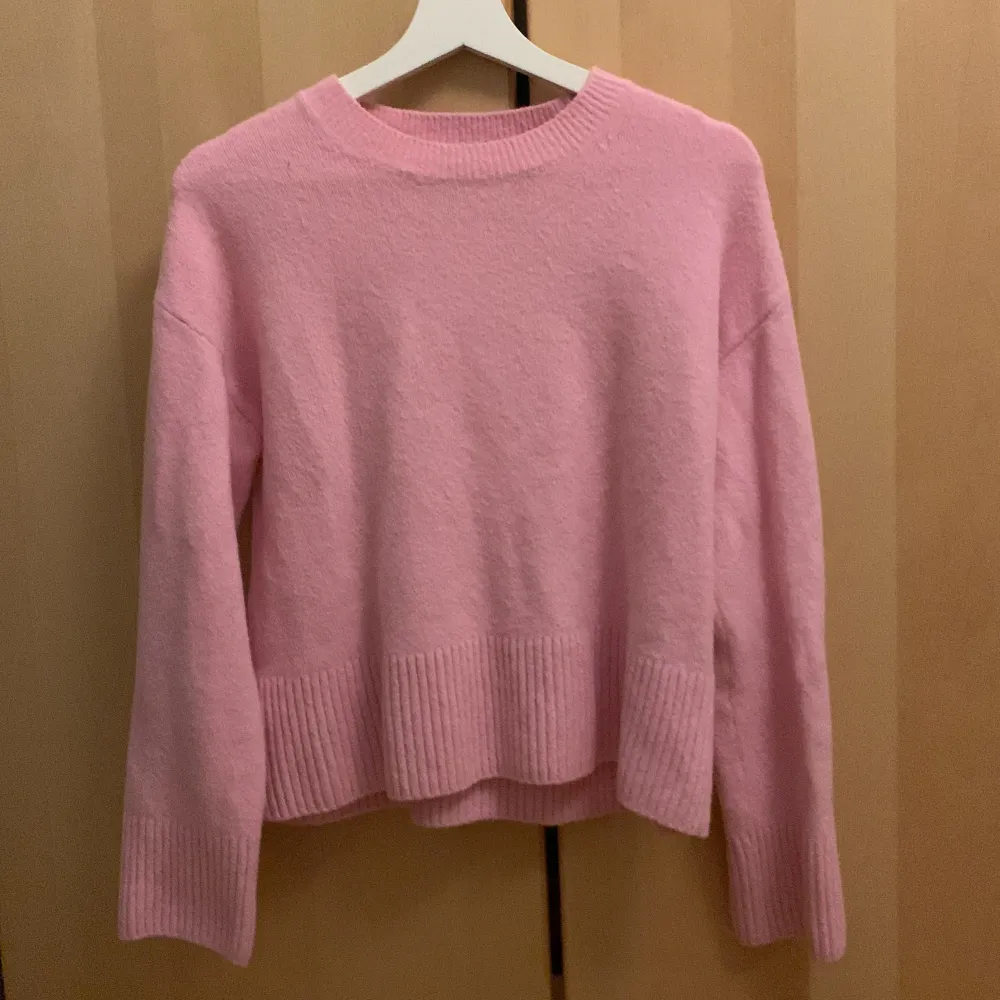 säljer min jätte fina rosa stickade tröja från other stories i storlek xs då den inte kmr till användning.❤️. Tröjor & Koftor.