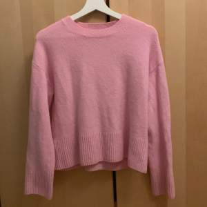 säljer min jätte fina rosa stickade tröja från other stories i storlek xs då den inte kmr till användning.❤️