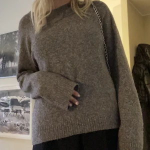 Stickad tröja - Så fin stickad tröja från vero moda, använd max 3 gånger så bra skick!💞