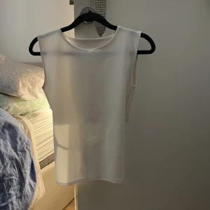 susamusa top with mid open back - (msg before buying, swish only!) susamusa top with mid open back