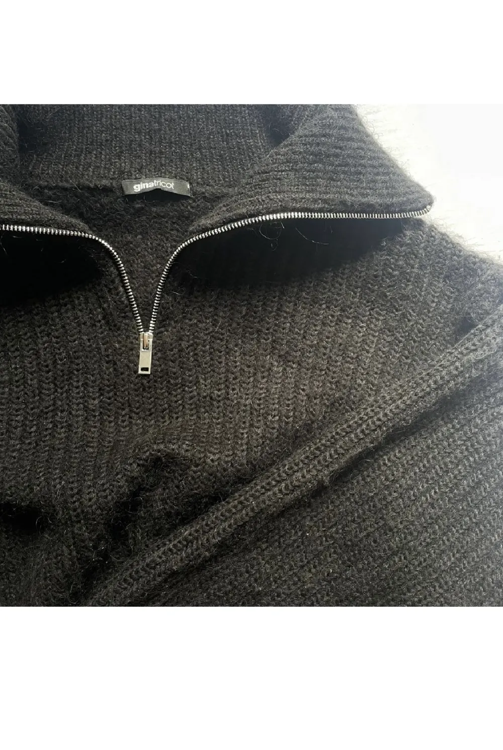Säljer min svarta half zip hoodie ifrån Gina. Storlek M men sitter som en S/M. Är i nyskick då den aldrig kommit till användning. Lånade bilder, skriv för fler💗 Tröjan är fortfarande tillgänglig att köpa pga en oseriös köpare.. Tröjor & Koftor.