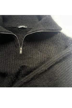 Säljer min svarta half zip hoodie ifrån Gina. Storlek M men sitter som en S/M. Är i nyskick då den aldrig kommit till användning. Lånade bilder, skriv för fler💗 Tröjan är fortfarande tillgänglig att köpa pga en oseriös köpare.