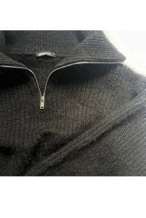 Svart half zip hoodie - Säljer min svarta half zip hoodie ifrån Gina. Storlek M men sitter som en S/M. Är i nyskick då den aldrig kommit till användning. Lånade bilder, skriv för fler💗 Tröjan är fortfarande tillgänglig att köpa pga en oseriös köpare.
