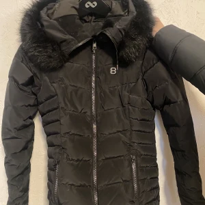 8848 jacka - Superfin vinterjacka! Kan även användas som skidjacka. Den är i nyskick då den knappt blivit använd. Den är i storlek 34. Köpt för 1300kr på Intersport, säljer för 500kr. Ett superbra pris! 