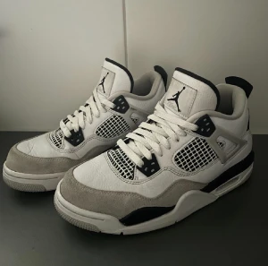 Jordan 4 - ❗️Lägger ut igen pga oseriös köpare❗️ Säljer mina äkta ”Military Black” Jordan 4 som jag köpte på ”TakeOff Copenhagen”. Endast använda ett fåtal gånger, säljer pga att de inte kommer till användning.  Nypris: 5580kr   Pris kan diskuteras 