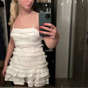 Volang klänning - Jätte fin klänning ifrån princess polly. Väldigt fint skick. Super fin och passar till både student eller bara till sommaren. Klänningen har fransar på sig samt volanger. Klänningen är i 36/s men är mindre så kanske xs❤️❤️ hör av er för frågor m.m!❤️