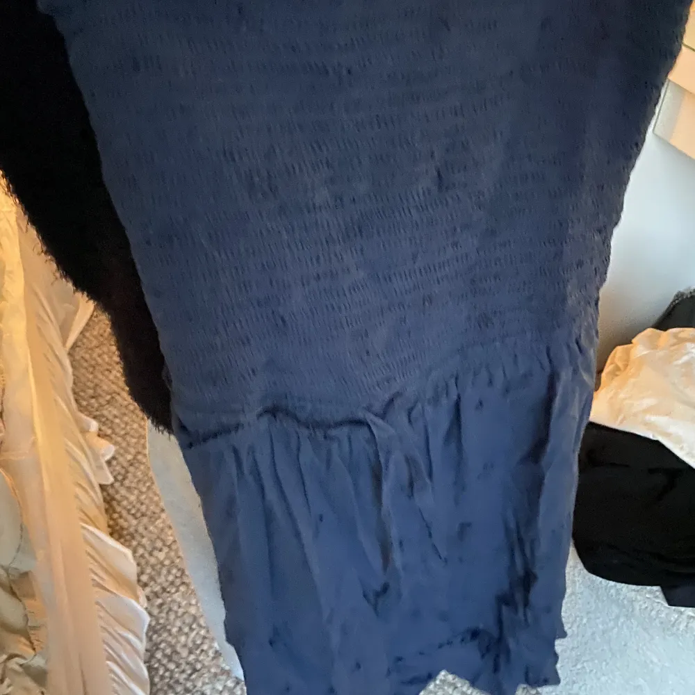 Säljer min fina marin blåa klänning från Odd Molly! Den passar perfekt på sommaren då den är luftig och skön. Kommer tyvärr aldrig till användning, den är i nyskick utan några fläckar eller skador. Skulle säga att den passar någon med storleken XS, S & M. Klänningar.