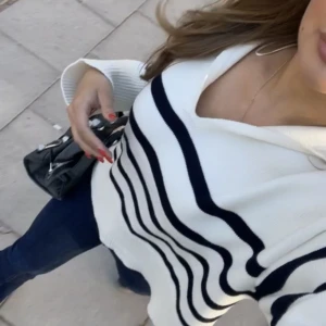 Stickad randig tröja - Fin stickad tröja köpt på zara i höstas, använd Max 3 gånger! Jättemjuk och fin, storlek S