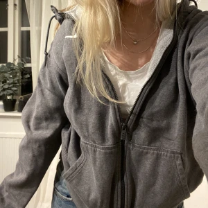 Nike hoodie - Nike zipper som är så bekväm och mysig, sitter väldigt overzzised och är superskön. Jag har 36/s💞 