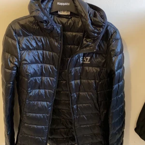 Armani jacka  - Säljer en Armani jacka oanvänd storlek 