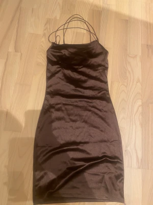 klänning  - brun klänning från hm i storlek xs, aldrig använd men sitter super fint på, även öppen i ryggen. säljer för 70kr plus frakt❤️