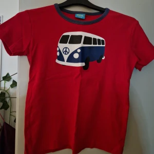 Tshirt - Gullig röd tshirt med en bil på. Storlek 134/140, men passar på en xs ungefär.