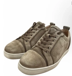 Christian Louboutin  - Distrahera och kartong medföljer har tyvärr inte kvitto men kan garantera att de är äkta då de gick igenom äkthetskontrollen hos Vestiaire kan isåfall skicka med kvittot som står att de gjort det