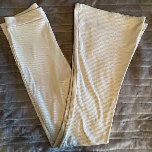 Ljusgrön yogapants - Ljusgröns högmidjade utsvängda byxor från Lager 157, använda men i bra skick, passar mig som är 170cm, 50kr+frakt, betalning via Swish