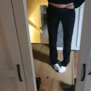 Kostumbyxor - Lågmidjade kostymbyxor. Köpta secondhand för 400kr Sitter perfekt på mig som är 170 cm och brukar ha stl 32-34. Lite utsvängda ner till. Vet inte märket tyvärr. Kan tänkas gå ner i pris, kom med förslag💗💗