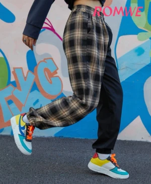 Mjukisbyxor halvfärgade - Ett par halvfärgade byxor. KEDJAN FINNS INTE! Dem är sköna och från SHEIN. Hyfsat material.