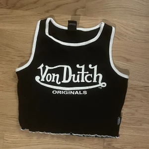 Von dutch topp - Jättesnygg von dutch topp köpt på Urban outfitters. Säljer då den ej passar