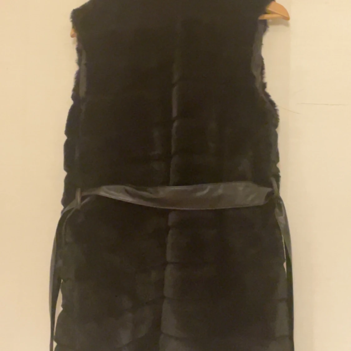 Svart pälsväst - 90