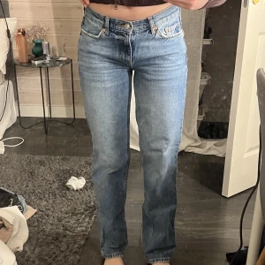 Lågmidjade jeans - Ginas populära lågmidjade jeans i en rak, mörkblå modell. Jag är 165, aldrig använda🫶🏼