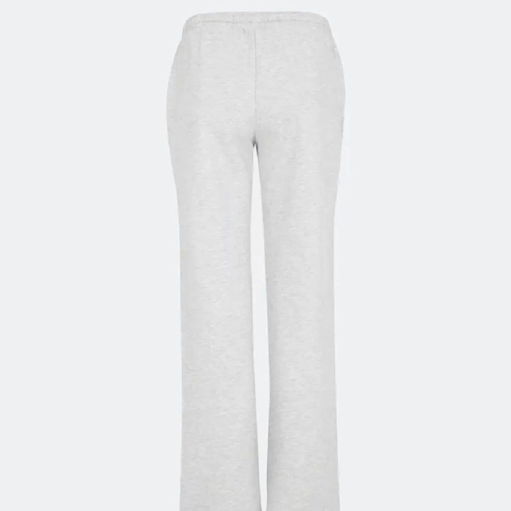 Ett par lowwaist mjukisbyxor från bikbok med lapparna kvar, alltså helt nya. Strl XS💓 Slutsålda på hemsidan, köp direkt för 525kr. Jeans & Byxor.